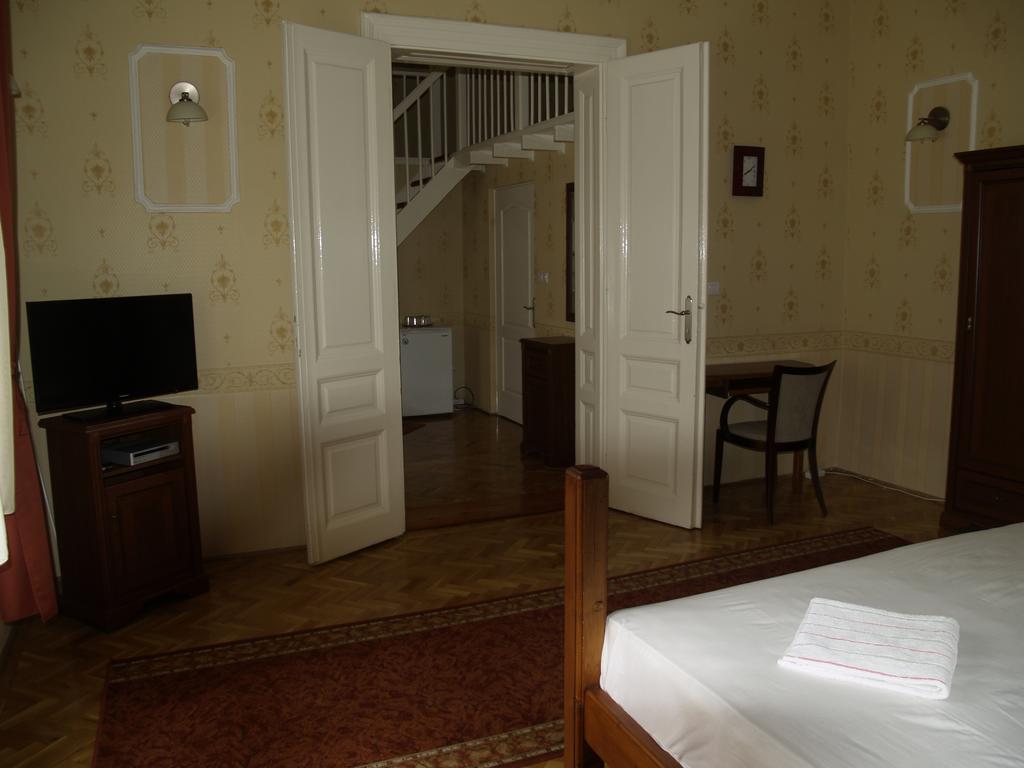 Peterfia Panzio Hotel Debrecen Room photo